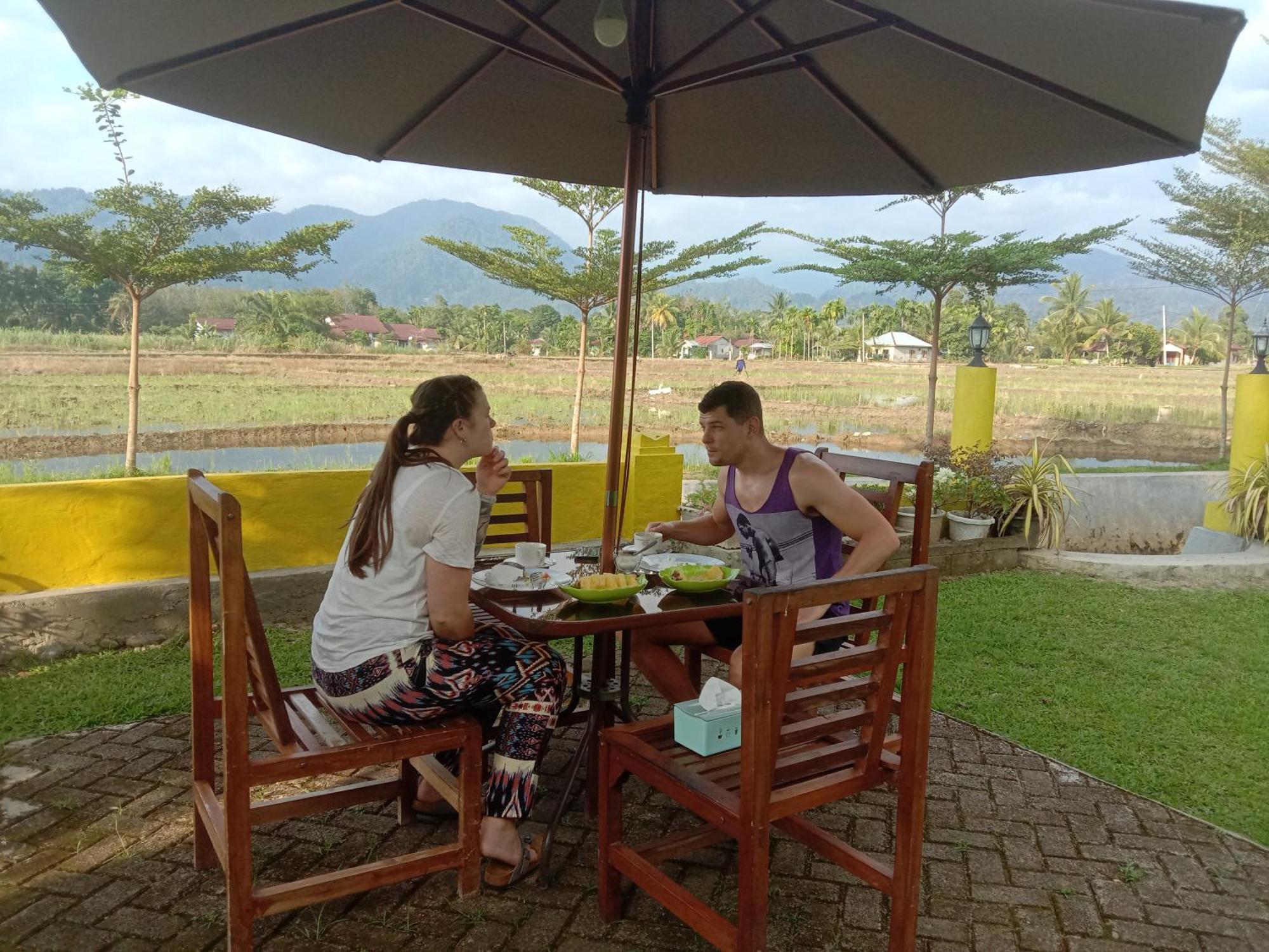 Ambow Homestay Jungle Trekking & Village Tour Bukit Lawang Exterior photo