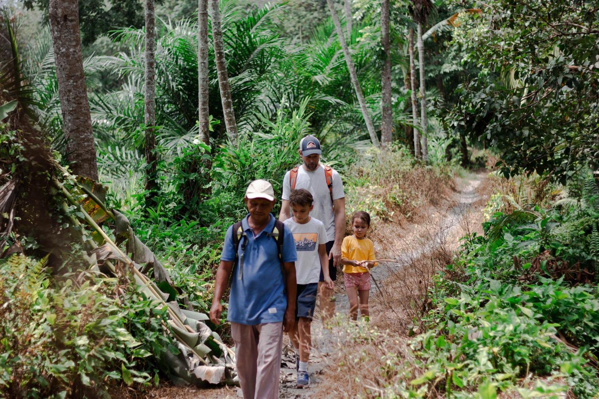 Ambow Homestay Jungle Trekking & Village Tour Bukit Lawang Exterior photo
