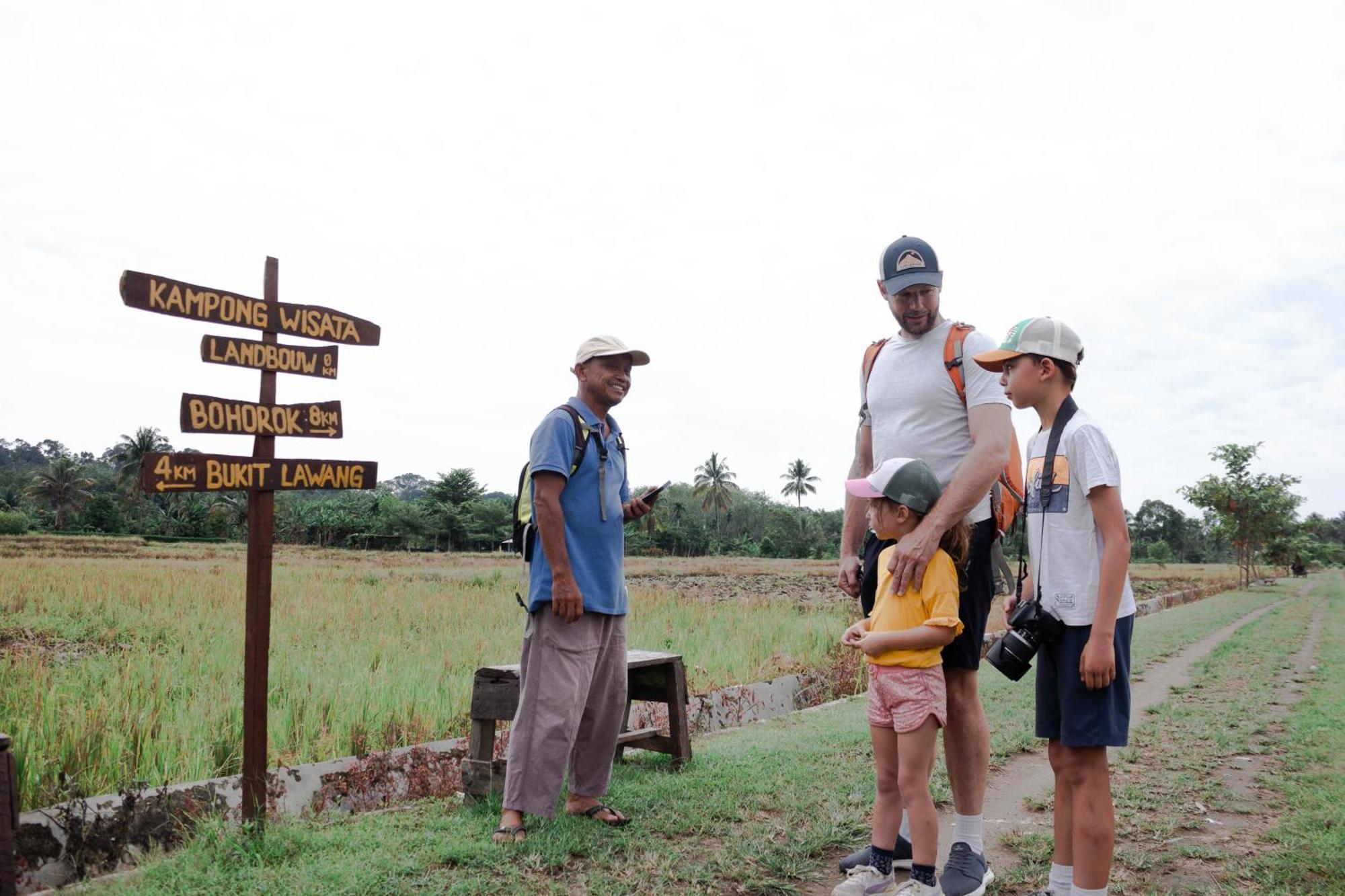 Ambow Homestay Jungle Trekking & Village Tour Bukit Lawang Exterior photo
